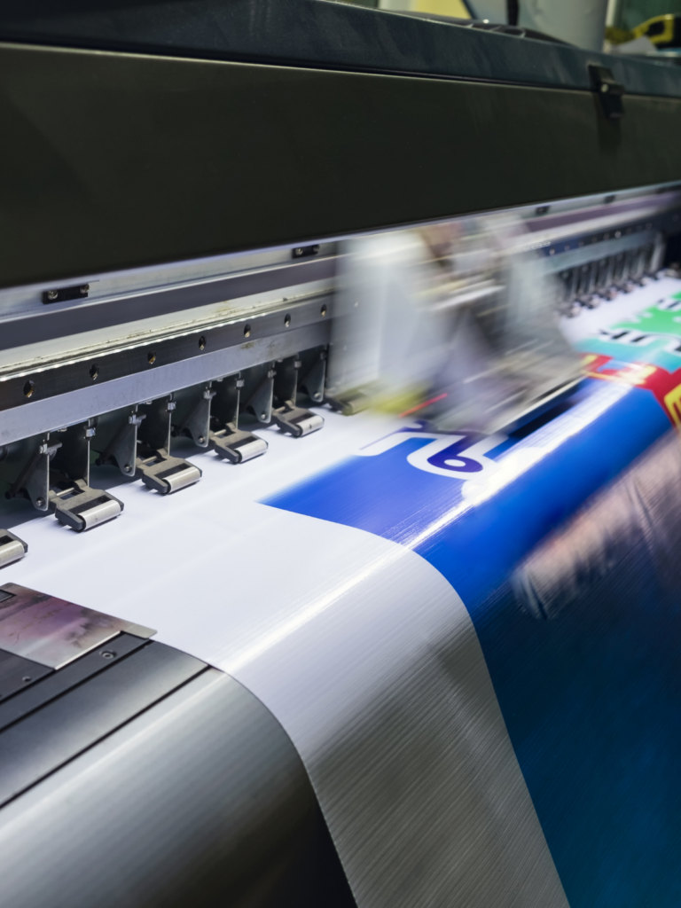 Máquina de vinilo imprimiendo una imagen